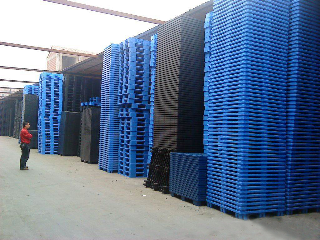 A batch of standard pallets ordered by the logistics company